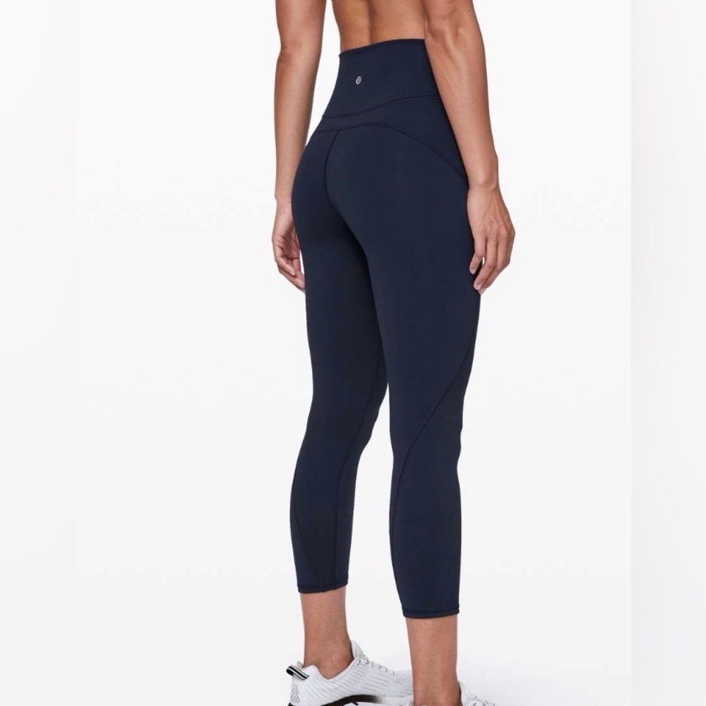 Lululemon in movement legging. Size 8. True navy. Excellent condition